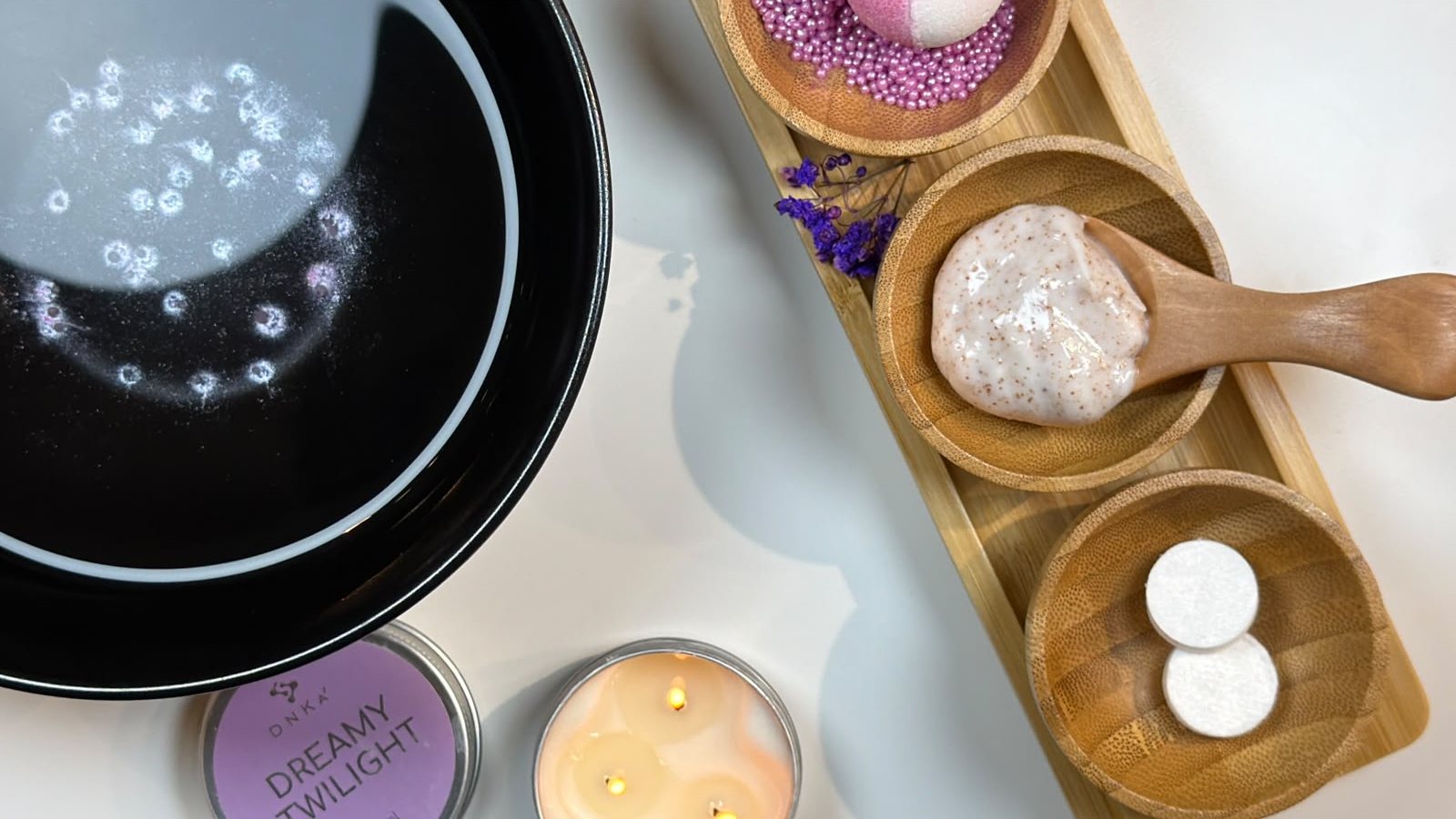 Ritual SPA de manicura con exfoliante, velas y productos de cuidado