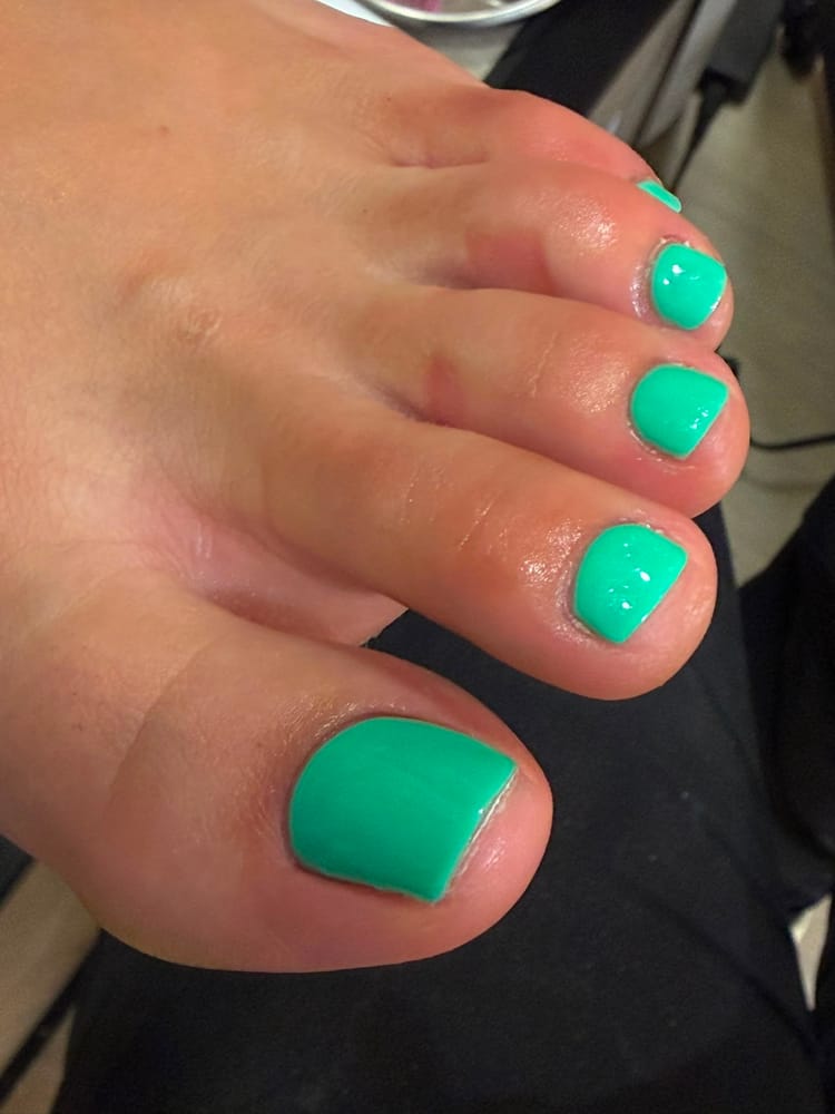 Pedicura express semipermanente · esmaltado verde
