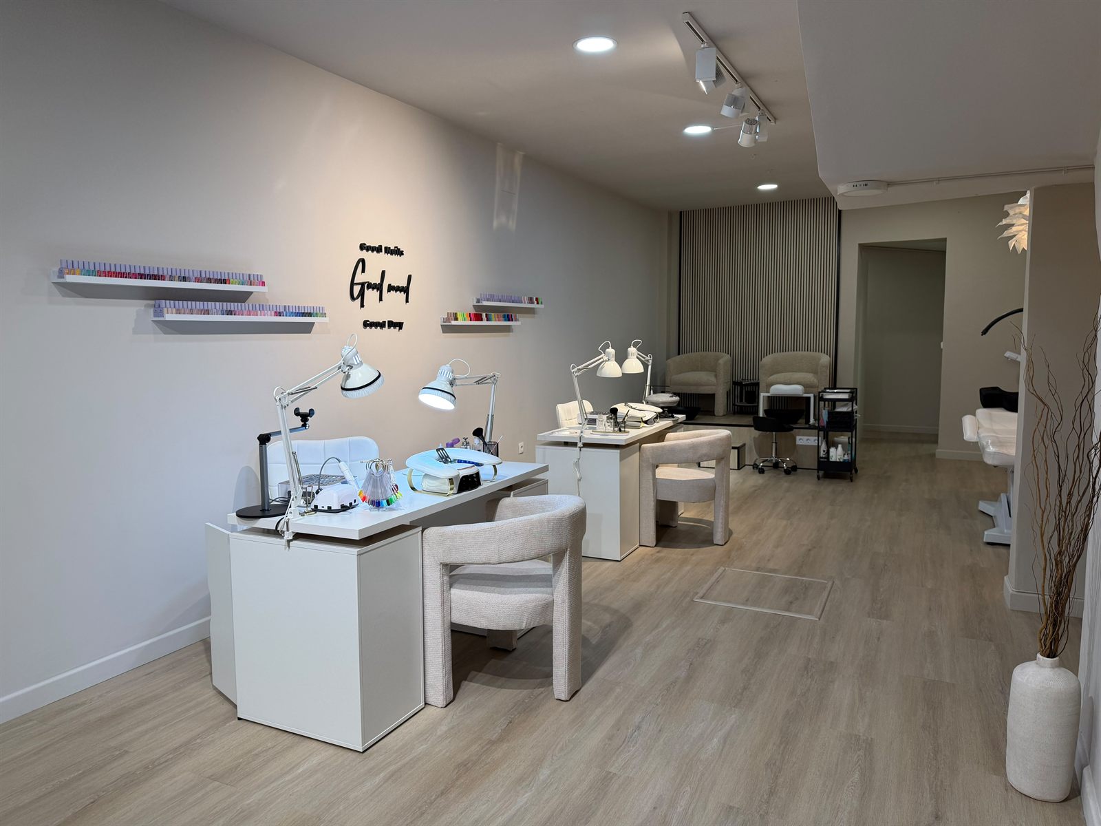 Interior del estudio YOS Beauty Studio en el Orzán, A Coruña, con dos puestos de manicura y el rótulo Good Nails, Good Mood, Good Day