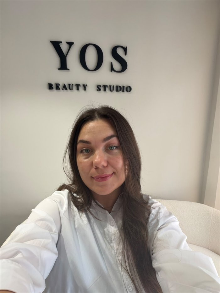 Yos, propietaria de YOS Beauty Studio, en el estudio del Orzán